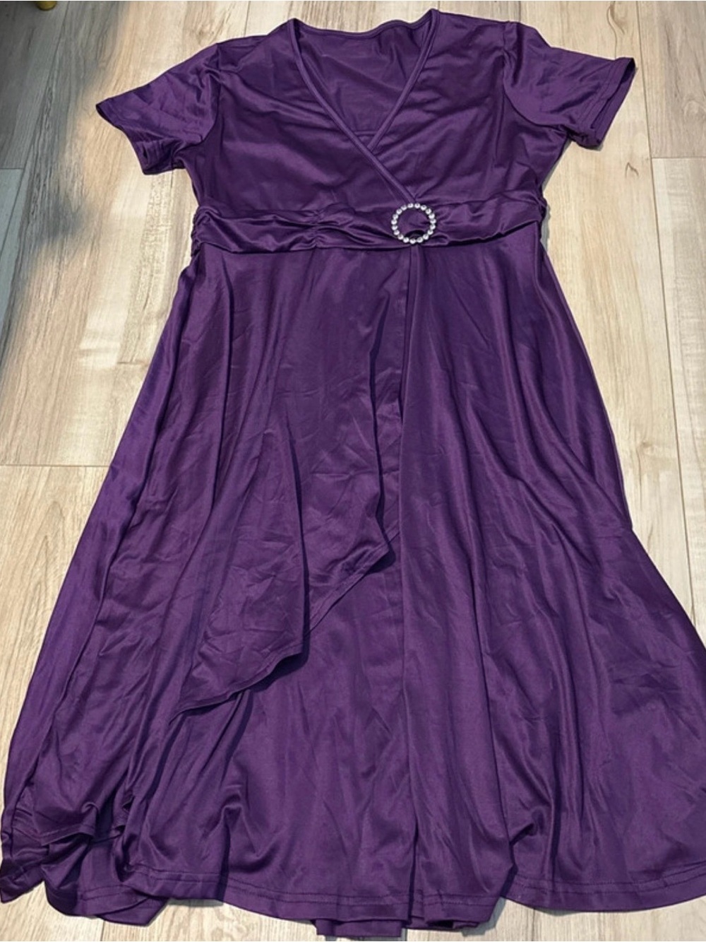 Elegant Purple V-Neck Midi Dress with Decorative Buckle